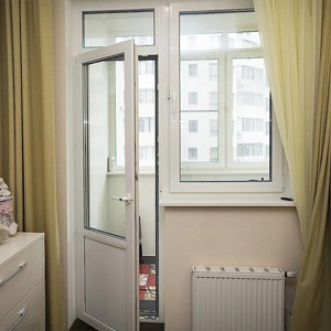 Пластиковая балконная дверь в квартире