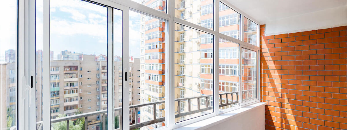 Алюминиевые окна на балконе квартиры